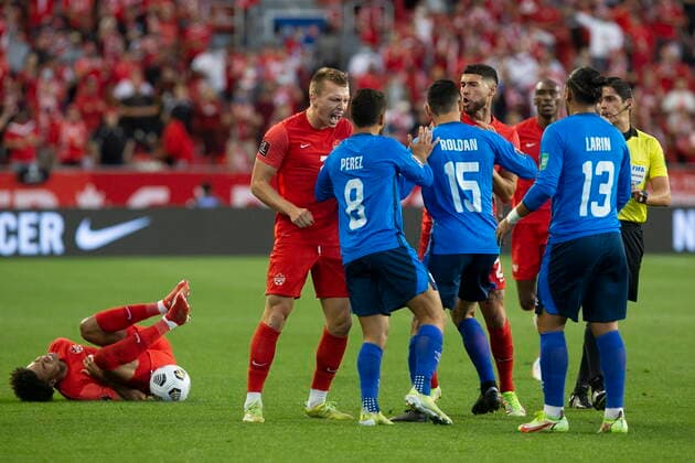 Fußball, WM Quali, Kanada - El Salvador September 8, 2021, Toronto, on, Canada: Canada players argue with members of the El Salvador team after a foul on Tajon Buchanan (left) during first half World Cup qualifying action in Toronto, on Wednesday, September 8, 2021. Canada News - September 8, 2021 - ZUMAc35_ 20210908_zaf_c35_113 Copyright: xChrisxYoungx