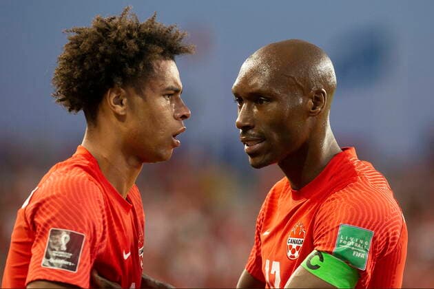 Fußball, WM Quali, Kanada - El Salvador September 8, 2021, Toronto, on, Canada: Canada s captain Atiba Hutchinson (right) calms Tajon Buchanan after a foul by El Salvador s Alexander Larin during first half World Cup qualifying action in Toronto, on Wednesday, September 8, 2021. Tajon Buchanan; Atiba Hutchinson  - ZUMAc35_ 20210908_zaf_c35_115 Copyright: xChrisxYoungx