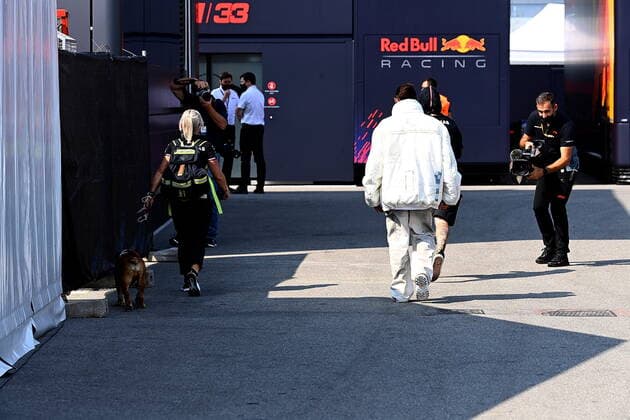 FORMULA 1 HEINEKEN GRAN PREMIO D ITALIA 2021 09 09 2021, Autodromo Nazionale di Monza, Monza, FORMULA 1 HEINEKEN GRAN PREMIO D ITALIA 2021 ,in the picture Lewis Hamilton GBR 44 , Mercedes AMG Petronas Formula One Team with dog Roscoe nordphotoxGmbHx xBratic nph00250