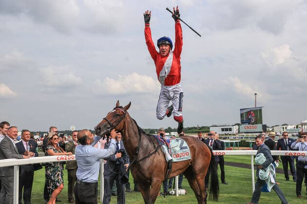Bilder des Jahres 2021, Sport 09 September Sport Themen der Woche KW36 St Leger Festival 2021, St Leger Ladies Day Frankie Dettori jumps off Inspiral after winning the 14:40 Cazoo May Hill Stakes Doncaster Doncaster Racecourse South Yorkshire United Kingdom Copyright: xMarkxCosgrove NewsxImagesx