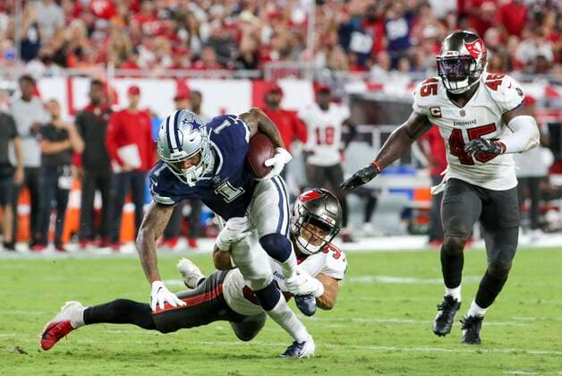 Bilder des Jahres 2021, Sport 09 September Sport Themen der Woche KW36 Sport Bilder des Tages September 9, 2021, Tampa, Florida, USA: Tampa Bay Buccaneers safety Antoine Winfield Jr. (31) attempts to bring down Dallas Cowboys wide receiver Cedrick Wilson (1) as Buccaneers linebacker Devin White (45) watches the play during the first half of the Buccaneers home opening game Thursday, Sept. 9, 2021 in Tampa. Tampa USA - ZUMAs70_ 0133952540st Copyright: xDouglasxR.xCliffordx