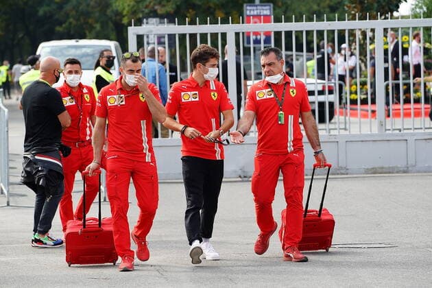 FORMULA 1 HEINEKEN GRAN PREMIO D ITALIA 2021 10 09 2021, Autodromo Nazionale di Monza, Monza, FORMULA 1 HEINEKEN GRAN PREMIO D ITALIA 2021 ,in the picture Charles Leclerc MCO 16 , Scuderia Ferrari Mission Winnow with his Ferrari mechanics nordphotoxGmbHx xBratic nph00250