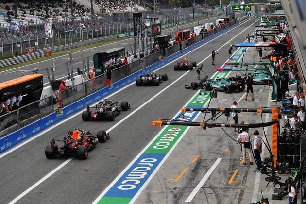 FORMULA 1 HEINEKEN GRAN PREMIO D ITALIA 2021 10 09 2021, Autodromo Nazionale di Monza, Monza, FORMULA 1 HEINEKEN GRAN PREMIO D ITALIA 2021 ,in the picture incident in the pit lane Sebastian Vettel DEU 5 , Aston Martin Cognizant Formula One Team almost drives into Lewis Hamilton GBR 44 , Mercedes AMG Petronas Formula One Team, a mechanic from Alpine F1 Team just manages to get out of the way Valtteri Bottas FIN 77 , Mercedes AMG Petronas Formula One Team, Lance Stroll CAN 18 , Aston Martin Cognizant Formula One Team, Max Verstappen NEL 33 , Red Bull Racing Honda nordphotoxGmbHx xBratic nph00250