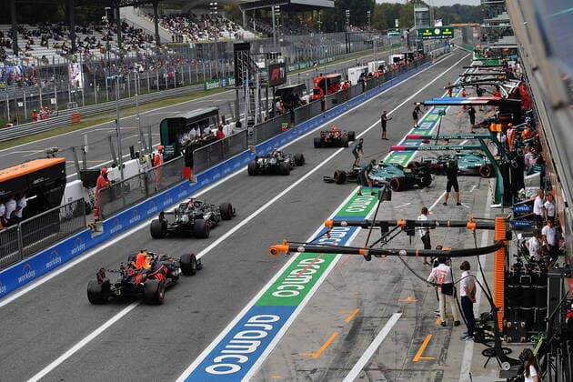 FORMULA 1 HEINEKEN GRAN PREMIO D ITALIA 2021 10 09 2021, Autodromo Nazionale di Monza, Monza, FORMULA 1 HEINEKEN GRAN PREMIO D ITALIA 2021 ,in the picture incident in the pit lane Sebastian Vettel DEU 5 , Aston Martin Cognizant Formula One Team almost drives into Lewis Hamilton GBR 44 , Mercedes AMG Petronas Formula One Team, a mechanic from Alpine F1 Team just manages to get out of the way Valtteri Bottas FIN 77 , Mercedes AMG Petronas Formula One Team, Lance Stroll CAN 18 , Aston Martin Cognizant Formula One Team, Max Verstappen NEL 33 , Red Bull Racing Honda nordphotoxGmbHx xBratic nph00250