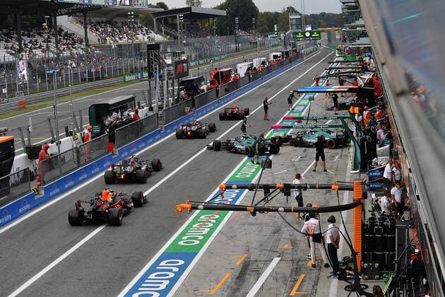 FORMULA 1 HEINEKEN GRAN PREMIO D ITALIA 2021 10 09 2021, Autodromo Nazionale di Monza, Monza, FORMULA 1 HEINEKEN GRAN PREMIO D ITALIA 2021 ,in the picture incident in the pit lane Sebastian Vettel DEU 5 , Aston Martin Cognizant Formula One Team almost drives into Lewis Hamilton GBR 44 , Mercedes AMG Petronas Formula One Team, a mechanic from Alpine F1 Team just manages to get out of the way Valtteri Bottas FIN 77 , Mercedes AMG Petronas Formula One Team, Lance Stroll CAN 18 , Aston Martin Cognizant Formula One Team, Max Verstappen NEL 33 , Red Bull Racing Honda nordphotoxGmbHx xBratic nph00250