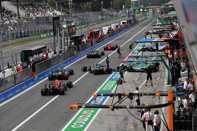 FORMULA 1 HEINEKEN GRAN PREMIO D ITALIA 2021 10 09 2021, Autodromo Nazionale di Monza, Monza, FORMULA 1 HEINEKEN GRAN PREMIO D ITALIA 2021 ,in the picture incident in the pit lane Sebastian Vettel DEU 5 , Aston Martin Cognizant Formula One Team almost drives into Lewis Hamilton GBR 44 , Mercedes AMG Petronas Formula One Team, a mechanic from Alpine F1 Team just manages to get out of the way Valtteri Bottas FIN 77 , Mercedes AMG Petronas Formula One Team, Lance Stroll CAN 18 , Aston Martin Cognizant Formula One Team, Max Verstappen NEL 33 , Red Bull Racing Honda nordphotoxGmbHx xBratic nph00250