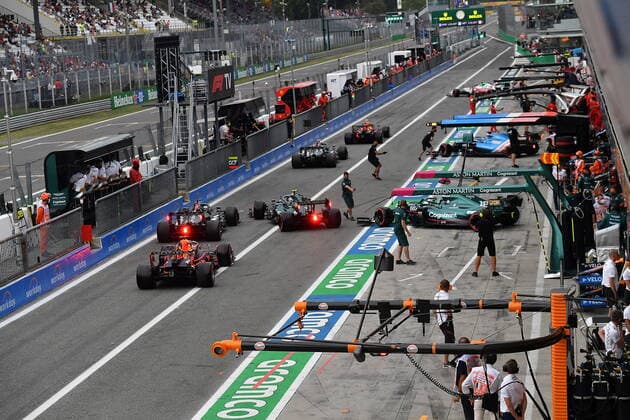 FORMULA 1 HEINEKEN GRAN PREMIO D ITALIA 2021 10 09 2021, Autodromo Nazionale di Monza, Monza, FORMULA 1 HEINEKEN GRAN PREMIO D ITALIA 2021 ,in the picture incident in the pit lane Sebastian Vettel DEU 5 , Aston Martin Cognizant Formula One Team almost drives into Lewis Hamilton GBR 44 , Mercedes AMG Petronas Formula One Team, a mechanic from Alpine F1 Team just manages to get out of the way Valtteri Bottas FIN 77 , Mercedes AMG Petronas Formula One Team, Lance Stroll CAN 18 , Aston Martin Cognizant Formula One Team, Max Verstappen NEL 33 , Red Bull Racing Honda nordphotoxGmbHx xBratic nph00250