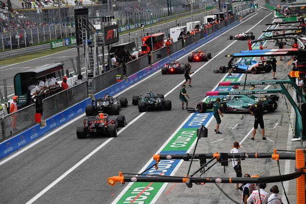 FORMULA 1 HEINEKEN GRAN PREMIO D ITALIA 2021 10 09 2021, Autodromo Nazionale di Monza, Monza, FORMULA 1 HEINEKEN GRAN PREMIO D ITALIA 2021 ,in the picture incident in the pit lane Sebastian Vettel DEU 5 , Aston Martin Cognizant Formula One Team almost drives into Lewis Hamilton GBR 44 , Mercedes AMG Petronas Formula One Team, a mechanic from Alpine F1 Team just manages to get out of the way Valtteri Bottas FIN 77 , Mercedes AMG Petronas Formula One Team, Lance Stroll CAN 18 , Aston Martin Cognizant Formula One Team, Max Verstappen NEL 33 , Red Bull Racing Honda nordphotoxGmbHx xBratic nph00250