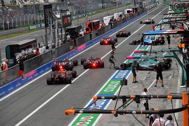 FORMULA 1 HEINEKEN GRAN PREMIO D ITALIA 2021 10 09 2021, Autodromo Nazionale di Monza, Monza, FORMULA 1 HEINEKEN GRAN PREMIO D ITALIA 2021 ,in the picture incident in the pit lane Sebastian Vettel DEU 5 , Aston Martin Cognizant Formula One Team almost drives into Lewis Hamilton GBR 44 , Mercedes AMG Petronas Formula One Team, a mechanic from Alpine F1 Team just manages to get out of the way Valtteri Bottas FIN 77 , Mercedes AMG Petronas Formula One Team, Lance Stroll CAN 18 , Aston Martin Cognizant Formula One Team, Max Verstappen NEL 33 , Red Bull Racing Honda nordphotoxGmbHx xBratic nph00250