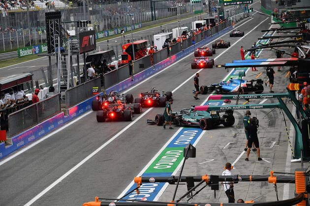 FORMULA 1 HEINEKEN GRAN PREMIO D ITALIA 2021 10 09 2021, Autodromo Nazionale di Monza, Monza, FORMULA 1 HEINEKEN GRAN PREMIO D ITALIA 2021 ,in the picture incident in the pit lane Sebastian Vettel DEU 5 , Aston Martin Cognizant Formula One Team almost drives into Lewis Hamilton GBR 44 , Mercedes AMG Petronas Formula One Team, a mechanic from Alpine F1 Team just manages to get out of the way Valtteri Bottas FIN 77 , Mercedes AMG Petronas Formula One Team, Lance Stroll CAN 18 , Aston Martin Cognizant Formula One Team, Max Verstappen NEL 33 , Red Bull Racing Honda nordphotoxGmbHx xBratic nph00250