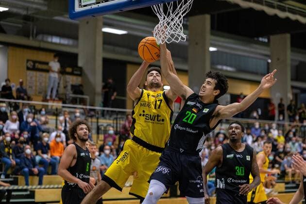 Mateo Seric Tigers Tuebingen, 17 Takiula Fahrensohn Ehingen Urspring, 20 Josh Price Ehingen Urspring, 30 ¨¨¨Tigers Tuebingen vs Ehingen Urspring, 2 basketball, Bundesliga, Pro A, Barmer 2 basketball, test game, season 2021 2022, 10 09 2021, ¨¨ Tigers Tuebingen Ehingen Urspring, Pro A, 2 Bundesliga, Barmer 2 basketball, test game, season 2021 2022, 10 09 2021 Rottenburg am Neckar. Copyright: xNinaxSander xEibnerxPressefotoxIx EP_NSR