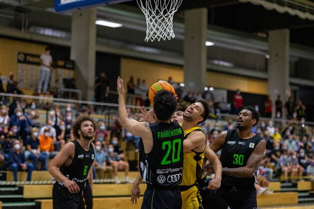 Takiula Fahrensohn Ehingen Urspring, 20 Mateo Seric Tigers Tuebingen, 17 ¨¨¨Tigers Tuebingen vs Ehingen Urspring, 2 basketball, Bundesliga, Pro A, Barmer 2 basketball, test game, season 2021 2022, 10 09 2021, ¨¨ Tigers Tuebingen Ehingen Urspring, Pro A, 2 Bundesliga, Barmer 2 basketball, test game, season 2021 2022, 10 09 2021 Rottenburg am Neckar. Copyright: xNinaxSander xEibnerxPressefotoxIx EP_NSR