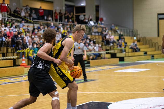 Walton Zach Ehingen Urspring, 06 Jekabs Beck Tigers Tuebingen, 15 ¨¨¨Tigers Tuebingen vs Ehingen Urspring, 2 basketball, Bundesliga, Pro A, Barmer 2 basketball, test game, season 2021 2022, 10 09 2021, ¨¨ Tigers Tuebingen Ehingen Urspring, Pro A, 2 Bundesliga, Barmer 2 basketball, test game, season 2021 2022, 10 09 2021 Rottenburg am Neckar. Copyright: xNinaxSander xEibnerxPressefotoxIx EP_NSR