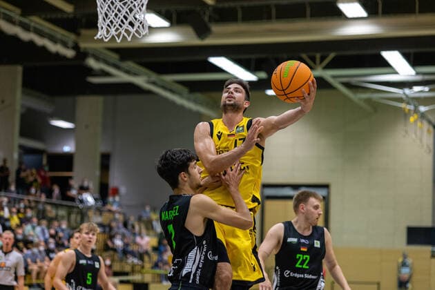 Takiula Fahrensohn Ehingen Urspring, 20 Mateo Seric Tigers Tuebingen, 17 ¨¨¨Tigers Tuebingen vs Ehingen Urspring, 2 basketball, Bundesliga, Pro A, Barmer 2 basketball, test game, season 2021 2022, 10 09 2021, ¨¨ Tigers Tuebingen Ehingen Urspring, Pro A, 2 Bundesliga, Barmer 2 basketball, test game, season 2021 2022, 10 09 2021 Rottenburg am Neckar. Copyright: xNinaxSander xEibnerxPressefotoxIx EP_NSR