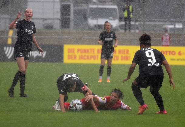 11 09 2021, xhbx, Fussball 1 Bundesliga Damen, Eintracht Frankfurt Frauen 1 FC Köln emspor, v l Laura Feiersinger Eintracht Frankfurt Damen zautz, Anja Pfluger 1 FC Köln Damen DFL DFB REGULATIONS PROHIBIT ANY USE OF PHOTOGRAPHS as IMAGE SEQUENCES and or QUASI VIDEO Frankfurt am Main
