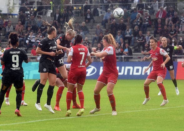 11 09 2021, xhbx, Fussball 1 Bundesliga Damen, Eintracht Frankfurt Frauen 1 FC Köln emspor, v l Camilla Küver Eintracht Frankfurt Damen DFL DFB REGULATIONS PROHIBIT ANY USE OF PHOTOGRAPHS as IMAGE SEQUENCES and or QUASI VIDEO Frankfurt am Main