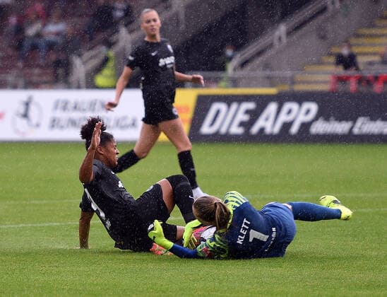 11 09 2021, xhbx, Fussball 1 Bundesliga Damen, Eintracht Frankfurt Frauen 1 FC Köln emspor, v l Shekiera Martinez Eintracht Frankfurt Damen , Manon Klett 1 FC Köln Damen DFL DFB REGULATIONS PROHIBIT ANY USE OF PHOTOGRAPHS as IMAGE SEQUENCES and or QUASI VIDEO Frankfurt am Main