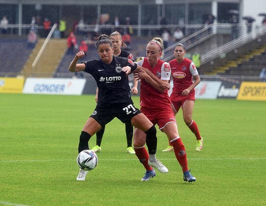 11 09 2021, xhbx, Fussball 1 Bundesliga Damen, Eintracht Frankfurt Frauen 1 FC Köln emspor, v l Laura Feiersinger Eintracht Frankfurt Damen zautz, Mandy Islacker 1 FC Köln Damen DFL DFB REGULATIONS PROHIBIT ANY USE OF PHOTOGRAPHS as IMAGE SEQUENCES and or QUASI VIDEO Frankfurt am Main