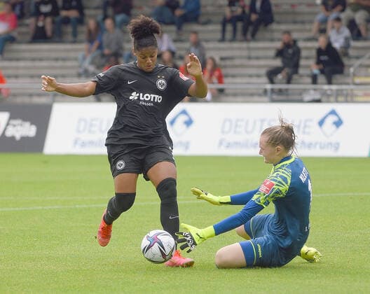 11 09 2021, xhbx, Fussball 1 Bundesliga Damen, Eintracht Frankfurt Frauen 1 FC Köln emspor, v l Shekiera Martinez Eintracht Frankfurt Damen , Manon Klett 1 FC Köln Damen DFL DFB REGULATIONS PROHIBIT ANY USE OF PHOTOGRAPHS as IMAGE SEQUENCES and or QUASI VIDEO Frankfurt am Main