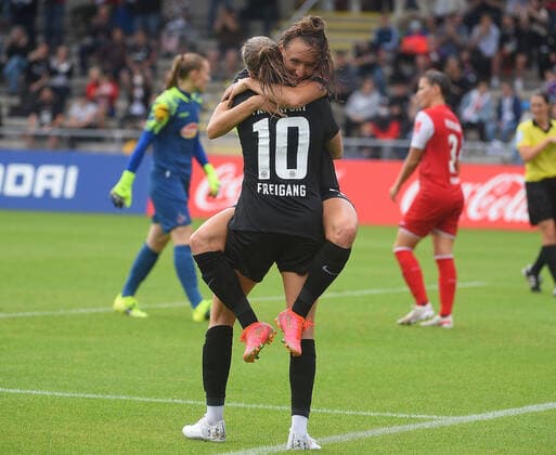 11 09 2021, xhbx, Fussball 1 Bundesliga Damen, Eintracht Frankfurt Frauen 1 FC Köln emspor, v l Torjubel, Goal celebration, celebrate the goal 1 0 Laura Freigang Eintracht Frankfurt Damen , Lara Prasnikar Eintracht Frankfurt Damen DFL DFB REGULATIONS PROHIBIT ANY USE OF PHOTOGRAPHS as IMAGE SEQUENCES and or QUASI VIDEO Frankfurt am Main