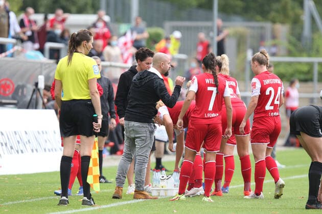Sascha Glass, Coach 1 FC Koeln ,Wilde Manjou, 1 FC Koeln, 7 ,Zawistowska Weronika, 1 FC Koeln, 24 , DFL DFBB REGULATIONS PROBHIT ANY USE OF PHOTOGRAPHERS as IMAGE SEQUENCES and or QUASI VIDEO , GER, Football, Women 1 Bundesliga,Eintracht Frankfurt 1 FC Koeln, 11 09 2021, Frankfurt Copyright: xEibner-Pressefoto UlrichxScherbaumx EP_usm