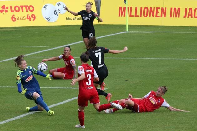 Lara Prasnikar Eintracht Frankfurt Women, No 7 scores to make it 1 0 after an assist from Laura Freigang Eintracht Frankfurt Women, No 10 , Eintracht Frankfurt Women 1 FC Köln Women, 1 Bundesliga Women, 2021 2022 season, 11 09 2021,