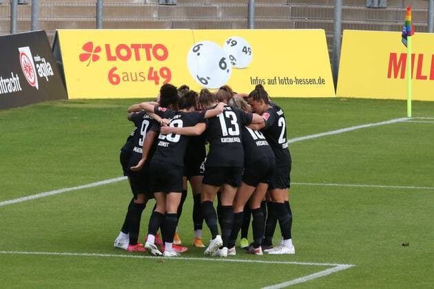 Lara Prasnikar Eintracht Frankfurt Women, No 7 scores to make it 1 0 after an assist from Laura Freigang Eintracht Frankfurt Women, No 10 and cheers with her teammates , Eintracht Frankfurt Women 1 FC Köln Women, 1 Bundesliga Women, Season 2021 2022, 11 09 2021,