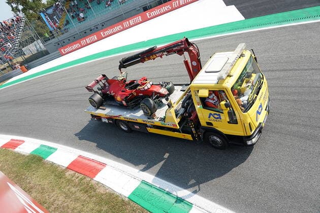 FORMULA 1 HEINEKEN GRAN PREMIO D ITALIA 2021 11 09 2021, Autodromo Nazionale di Monza, Monza, FORMULA 1 HEINEKEN GRAN PREMIO D ITALIA 2021 ,in the picture The broken car of Carlos Sainz Jr ESP 55 , Scuderia Ferrari Mission Winnow is driven back to the pits nordphotoxGmbHx xBratic nph00250