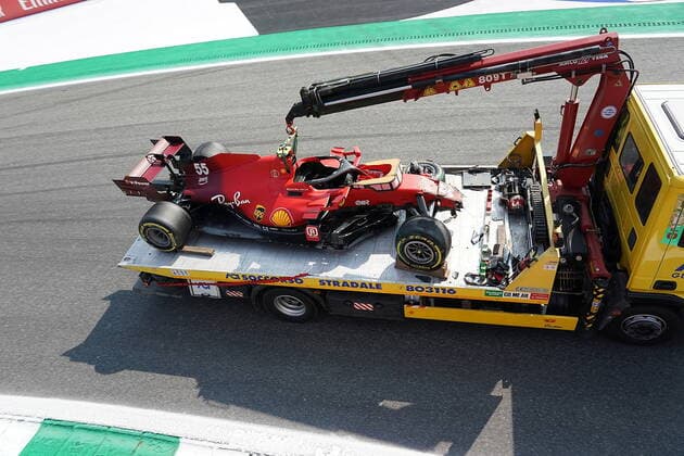 FORMULA 1 HEINEKEN GRAN PREMIO D ITALIA 2021 11 09 2021, Autodromo Nazionale di Monza, Monza, FORMULA 1 HEINEKEN GRAN PREMIO D ITALIA 2021 ,in the picture The broken car of Carlos Sainz Jr ESP 55 , Scuderia Ferrari Mission Winnow is driven back to the pits nordphotoxGmbHx xBratic nph00250