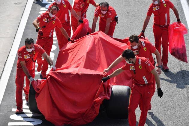 FORMULA 1 HEINEKEN GRAN PREMIO D ITALIA 2021 11 09 2021, Autodromo Nazionale di Monza, Monza, FORMULA 1 HEINEKEN GRAN PREMIO D ITALIA 2021 ,in picture Ferrari mechanics push the broken car of Carlos Sainz Jr ESP 55 , Scuderia Ferrari Mission Winnow back to the pits nordphotoxGmbHx xBratic nph00250