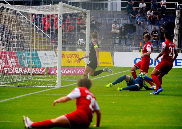 11 09 2021, xhbx, Fussball 1 Bundesliga Damen, Eintracht Frankfurt Frauen 1 FC Köln emspor, v l goal to 2 0 by Laura Freigang Eintracht Frankfurt Damen DFL DFB REGULATIONS PROHIBIT ANY USE OF PHOTOGRAPHS as IMAGE SEQUENCES and or QUASI VIDEO Frankfurt am Main