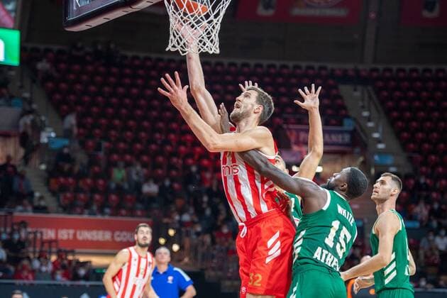 Ognjen Kuzmic 32 Red Star Belgrade , Okaro White 15 Panathinaikos OPAP Athens , Panathinaikos OPAP Athens vs Red Star Belgrade , Magenta Sport Cup 2021, 11 09 2021 Muenchen Bayern Germany Copyright: xkolbert-press UlrichxGamelx