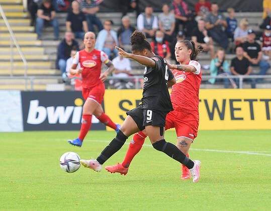 11 09 2021, xhbx, Fussball 1 Bundesliga Damen, Eintracht Frankfurt Frauen 1 FC Köln emspor, v l Goal scored, Goal to 4 0 by Shekiera Martinez Eintracht Frankfurt Damen DFL DFB REGULATIONS PROHIBIT ANY USE OF PHOTOGRAPHS as IMAGE SEQUENCES and or QUASI VIDEO Frankfurt am Main