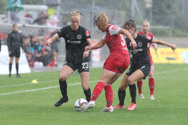 Kuever Camilla,, Eintracht Frankfurt, 23 ,Rinast Rachel, 1 FC Koeln, 31 , DFL DFBB REGULATIONS PROBHIT ANY USE OF PHOTOGRAPHERS as IMAGE SEQUENCES and or QUASI VIDEO , GER, Football, Women 1 Bundesliga,Eintracht Frankfurt 1 FC Koeln, 11 09 2021, Frankfurt Copyright: xEibner-Pressefoto UlrichxScherbaumx EP_usm