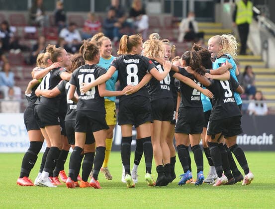 11 09 2021, xhbx, football 1 Bundesliga women, Eintracht Frankfurt women 1 FC Köln emspor, v l team, players of Eintracht Frankfurt cheer jubilant after end of match DFL DFB REGULATES PROHIBIT ANY USE OF PHOTOGRAPHS as IMAGE SEQUENCES and or QUASI VIDEO Frankfurt am Main