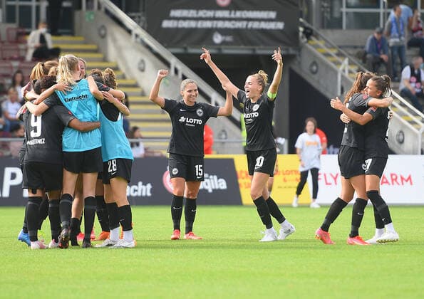 11 09 2021, xhbx, football 1 Bundesliga women, Eintracht Frankfurt women 1 FC Köln emspor, v l team, players of Eintracht Frankfurt cheer jubilant after end of match DFL DFB REGULATES PROHIBIT ANY USE OF PHOTOGRAPHS as IMAGE SEQUENCES and or QUASI VIDEO Frankfurt am Main
