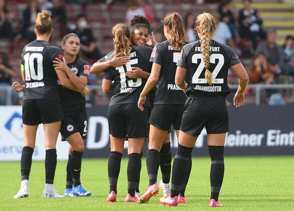 11 09 2021, xhbx, football 1 Bundesliga women, Eintracht Frankfurt women 1 FC Köln emspor, v l team, players of Eintracht Frankfurt cheer jubilant after end of match DFL DFB REGULATES PROHIBIT ANY USE OF PHOTOGRAPHS as IMAGE SEQUENCES and or QUASI VIDEO Frankfurt am Main