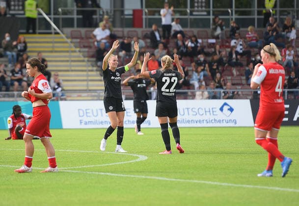 11 09 2021, xhbx, Fussball 1 Bundesliga Damen, Eintracht Frankfurt Frauen 1 FC Köln emspor, v l Laura Freigang Eintracht Frankfurt Damen , Alexandra Johannsdottir Eintracht Frankfurt Damen jubeln jubeln nach Spielende DFL DFB REGULATIONS PROHIBIT ANY USE OF PHOTOGRAPHS as IMAGE SEQUENCES and or QUASI VIDEO Frankfurt am Main