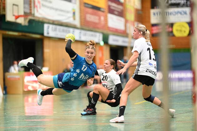 Handball I Women I Season 2021 2022 I 1 HBF I 1 Matchday I Buxtehuder SV BSV Sachsen Zwickau I 11 09 2021 Throw by Charlotte Kaehr 17, Buxtehuder Sportverein Copyright: xBEAUTIFULxSPORTS Schlikisx