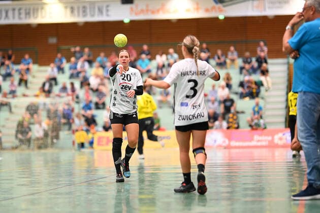 Handball I Women I Season 2021 2022 I 1 HBF I 1 Matchday I Buxtehuder SV BSV Sachsen Zwickau I 11 09 2021 Petra Nagy 20, BSV Sachsen Zwickau to Anna Lena Hausherr 3, BSV Sachsen Zwickau Copyright: xBEAUTIFULxSPORTS Schlikisx