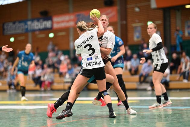 Handball I Women I Season 2021 2022 I 1 HBF I 1 Matchday I Buxtehuder SV BSV Sachsen Zwickau I 11 09 2021 Anna Lena Hausherr 3, BSV Sachsen Zwickau has a good grip on Teresa von Prittwitz 28, Buxtehuder Sportverein Copyright: xBEAUTIFULxSPORTS Schlikisx