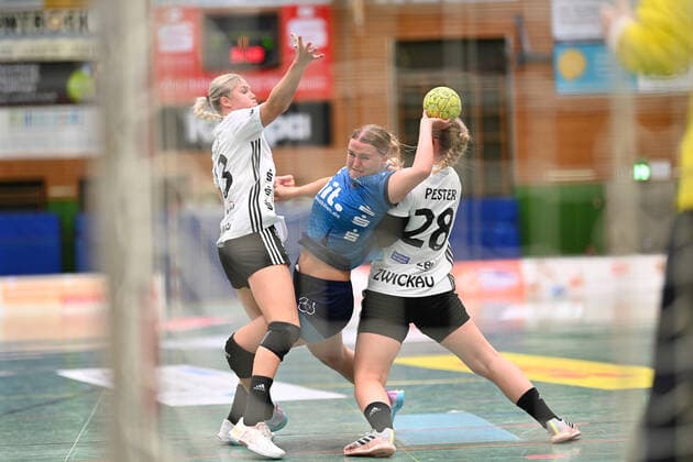 Handball I Women I Season 2021 2022 I 1 HBF I 1 Matchday I Buxtehuder SV BSV Sachsen Zwickau I 11 09 2021 Pia Adams 13, BSV Sachsen Zwickau and Alisa Pester 28, BSV Sachsen Zwickau have Maxi Muehlner 10, Buxtehuder Sportverein with in hand, Maxi Muehlner 10, Buxtehuder Sportverein comes to the throw but Copyright: xBEAUTIFULxSPORTS Schlikisx