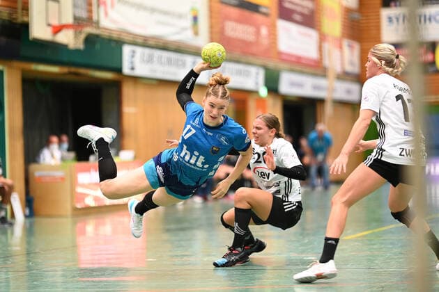 Handball I Women I Season 2021 2022 I 1 HBF I 1 Matchday I Buxtehuder SV BSV Sachsen Zwickau I 11 09 2021 Throw by Charlotte Kaehr 17, Buxtehuder Sportverein Copyright: xBEAUTIFULxSPORTS Schlikisx