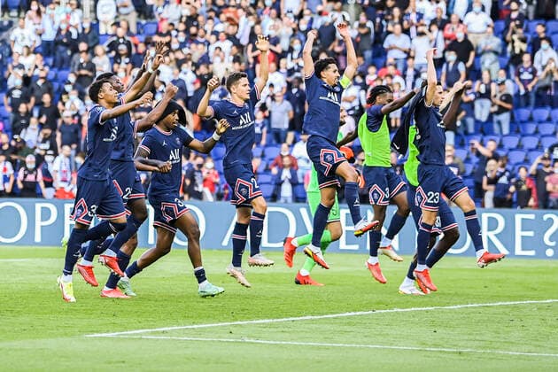Joie des joueurs du PSG en fin de match FOOTBALL : PSG vs Clermont Foot 63 - L1 Uber Eats - Paris - 11 09 2021 JBAutissier Panoramic 