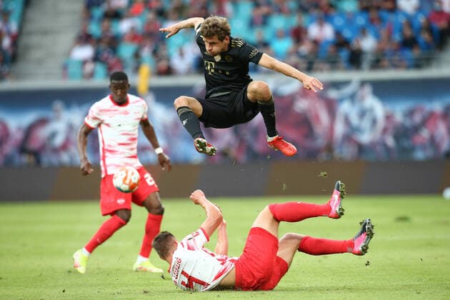Bilder des Jahres 2021, Sport 09 September Sport Themen der Woche KW36 Sport Bilder des Tages 11.09.2021, xtgx, Fussball 1. Bundesliga, RB Leipzig - FC Bayern Muenchen emspor, v.l. Willi Orban (RB Leipzig, 4), Thomas Mueller (Bayern Muenchen, 25) Zweikampf, Duell, Kampf, tackle (DFL DFB REGULATIONS PROHIBIT ANY USE OF PHOTOGRAPHS as IMAGE SEQUENCES and or QUASI-VIDEO) Leipzig *** 11 09 2021, xtgx, football 1 Bundesliga, RB Leipzig FC Bayern Muenchen emspor, v l Willi Orban RB Leipzig, 4 , Thomas Mueller Bayern Muenchen, 25 duel, duel, fight, tackle DFL DFB REGULATES PROHIBIT ANY USE OF PHOTOGRAPHS as IMAGE SEQUENCES and or QUASI VIDEO Leipzig