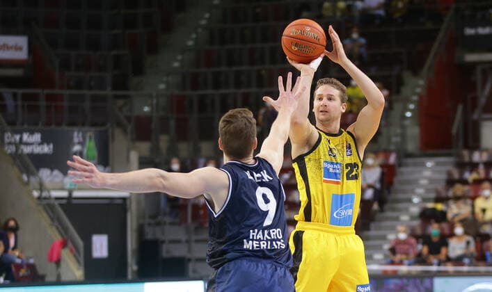 Ludwigsburg , Season Opening , Basketball MHP Riesen Ludwigsburg vs Merlins Crailsheim , from left Fabian Bleck Merlins David Walker Riesen