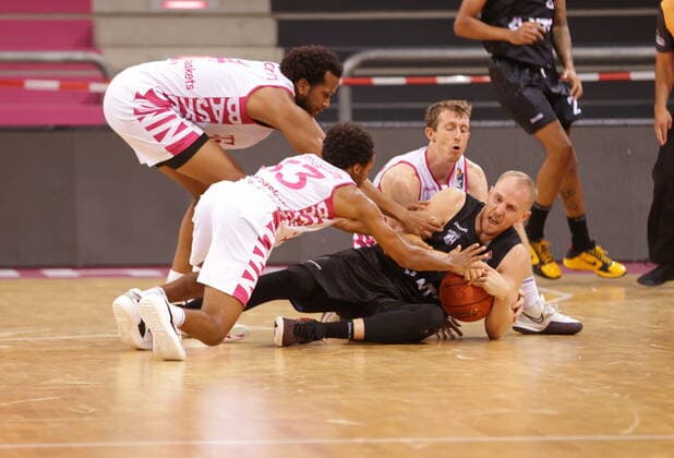 Justin Gorham, Parker Jackson Cartwright, Skyler Bowlin Telekom Baskets Bonn , test game vs Seth Hinrichs Hamburg Towers , on the ground easyCredit BBL 1 Bundesliga , 2021 2022 season.