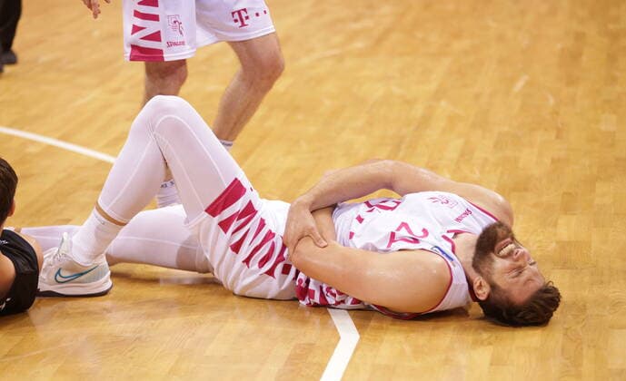injured on the ground Leon Kratzer Telekom Baskets Bonn , test match vs Hamburg Towers easyCredit BBL 1 Bundesliga , season 2021 2022