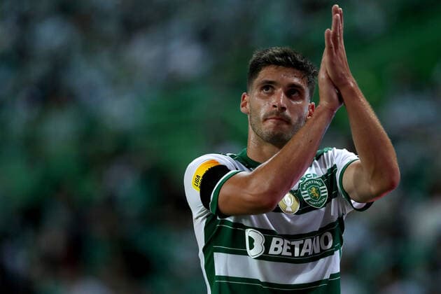 Sporting CP v FC Porto - Liga Portugal Bwin Ruben Vinagre of Sporting CP applauds during the Portuguese League football match between Sporting CP and FC Porto at Jose Alvalade stadium in Lisbon, Portugal on September 11, 2021. Lisbon Portugal fiuza-sporting210911_npMcd  Copyright: xPedroxFiuzax