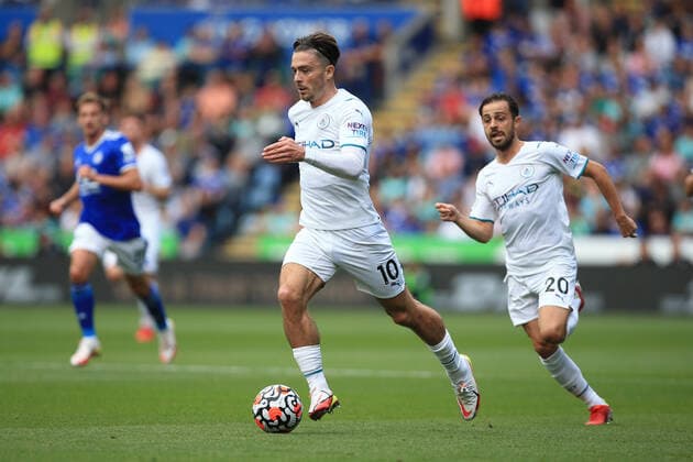Fußball Premier League Leicester City v Manchester City 11. September 2021 Premier League Leicester City v Manchester City Jack Grealish von Manchester City läuft mit dem Ball, unterstützt von Bernardo Silva von Manchester City R Foto Simon Stacpoole Abseits Leicester UK  Copyright: xSimonxStacpoolexOffside